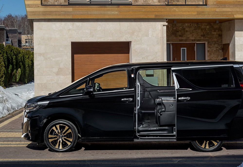 Toyota Alphard - фото 8