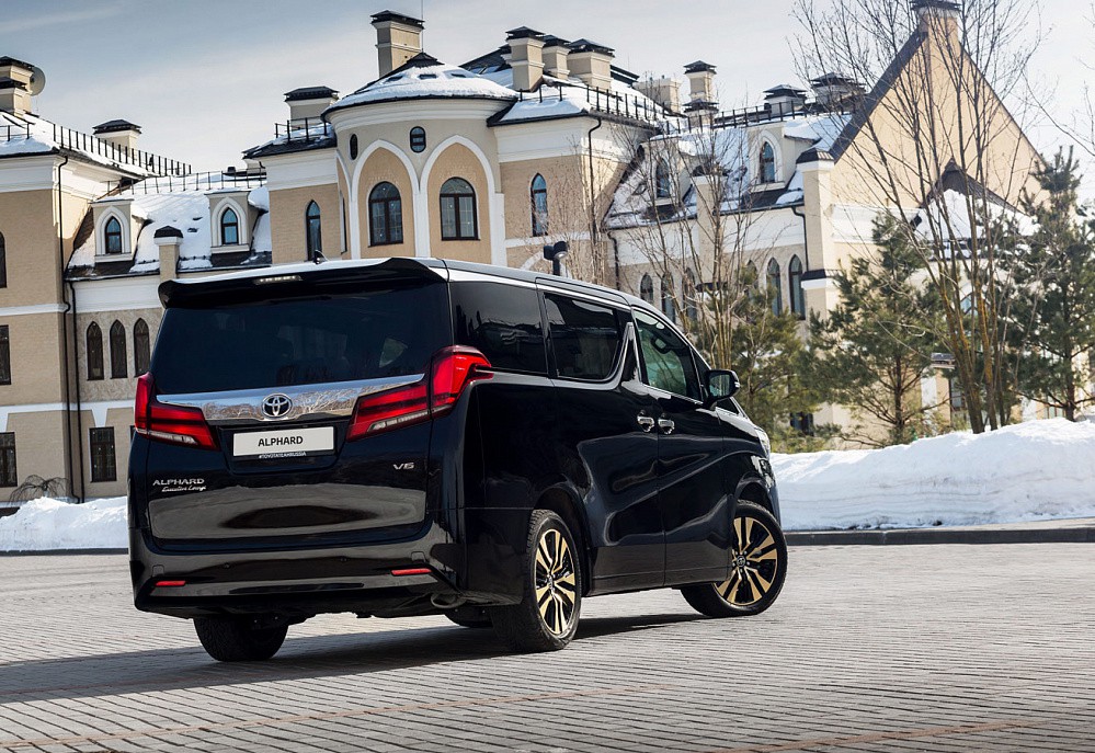 Toyota Alphard - фото 4
