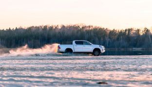 Toyota Hilux 2020 - фото 2